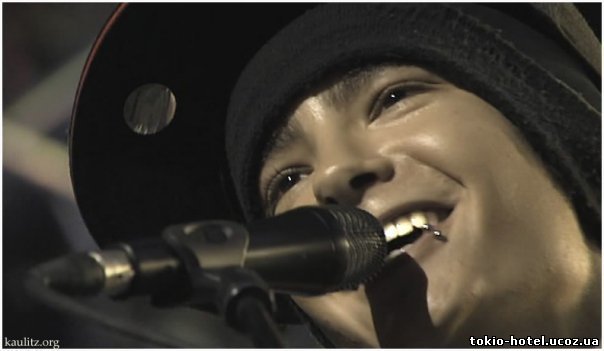 Tokio hotel monsoon текст. Tokio Hotel Monsoon. Tom Kaulitz crying. Том Каулитц с гитарой 2007.